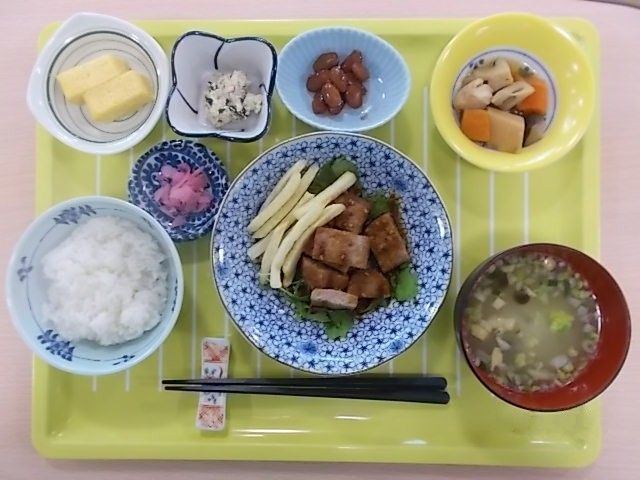 ご飯、主菜、小鉢、汁物がそろった昼食