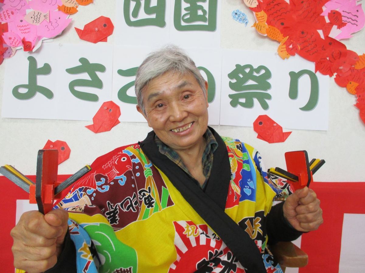 鳴子を持つ利用者さま