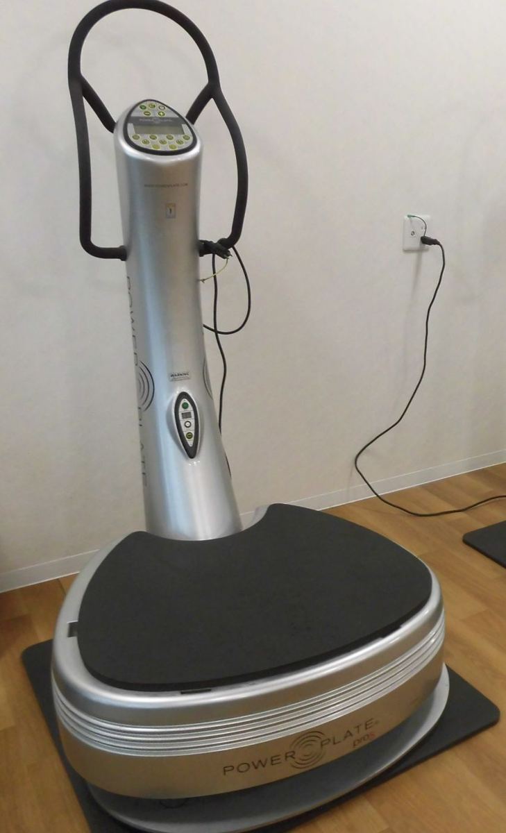 リハビリマシンの機器。持ち手と振動するプレートがある