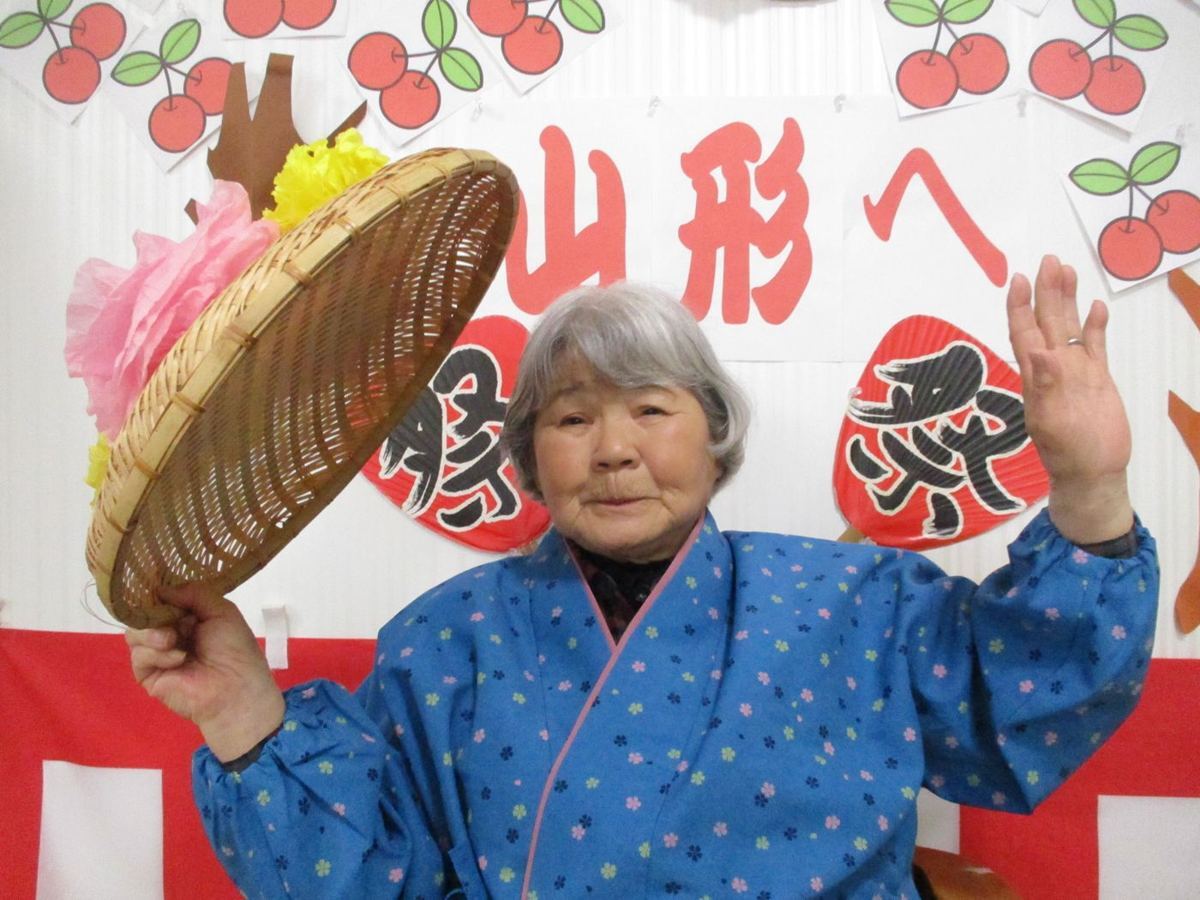 花笠を持つ利用者さま