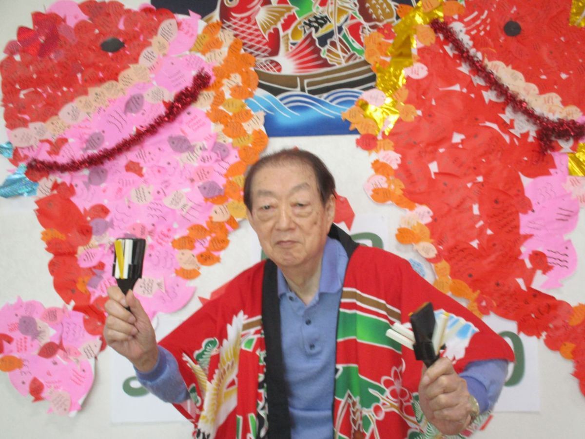 法被を着て鳴子を持つ利用者さま
