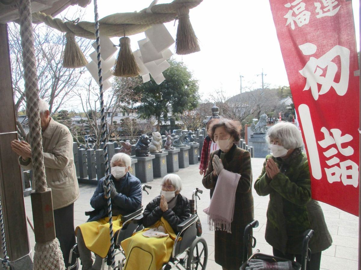 神社で初詣をする利用者さまと職員