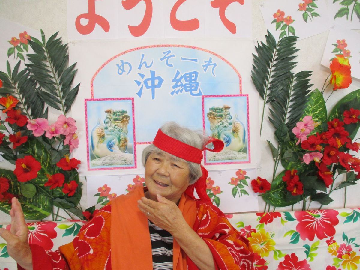 めんそーれ沖縄の飾りの前で