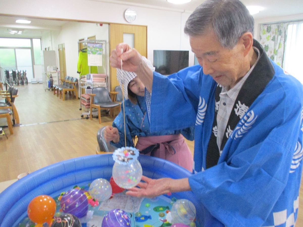 ヨーヨー釣りを楽しむ縁日